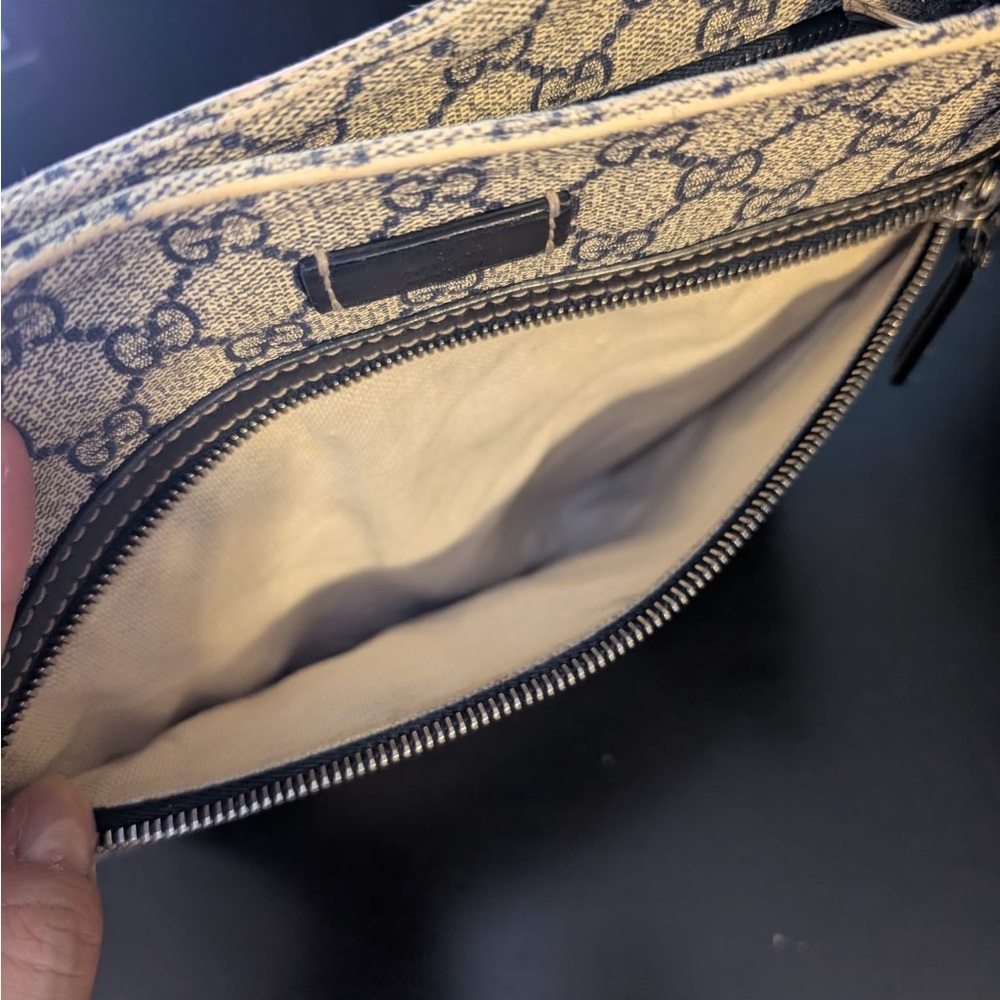 Gucci GG Supreme Crossbody Bag - Picture 4 of 7